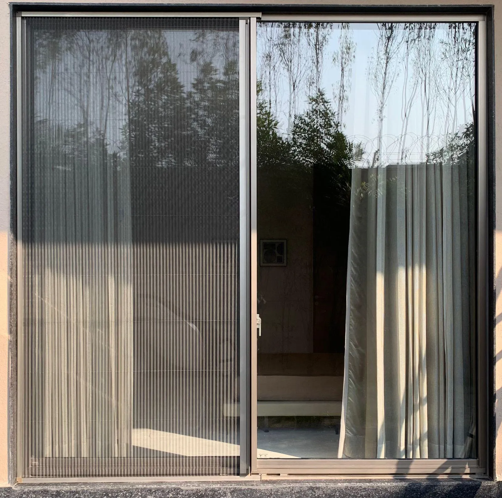 Decorative honeycomb partition installation